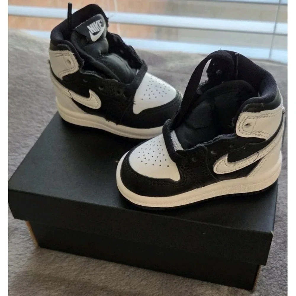 NIKE AIR JORDAN 1 RETRO HIGH OG (TD) BLACK/WHITE NEW WITH BOX SIZE 2C